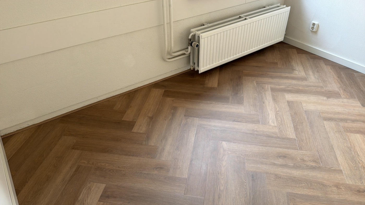 PVC visgraat strak ingelegd rondom een radiator