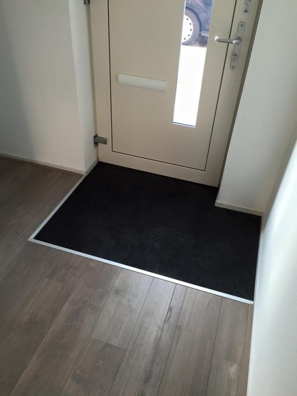 Entree met een ingefreesde schoonloopmat en een aluminium randprofiel